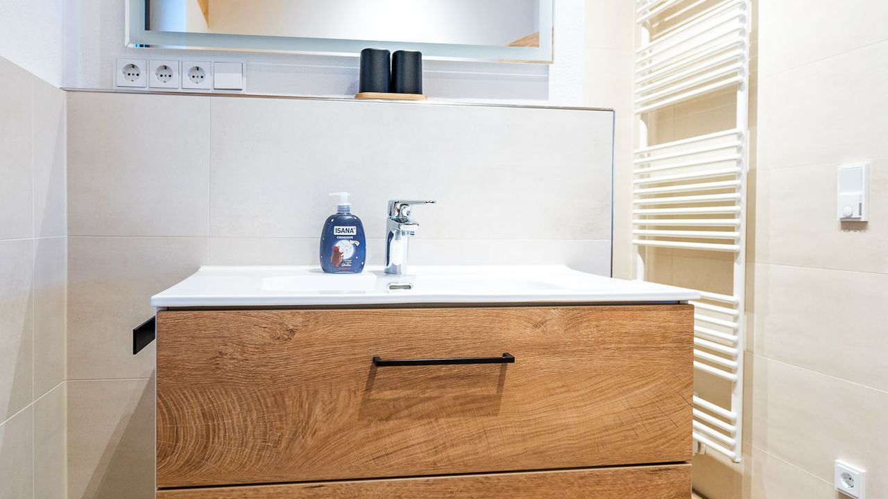Badezimmer mit Handtuchtrockner Badezimmer mit Handtuchtrockner
